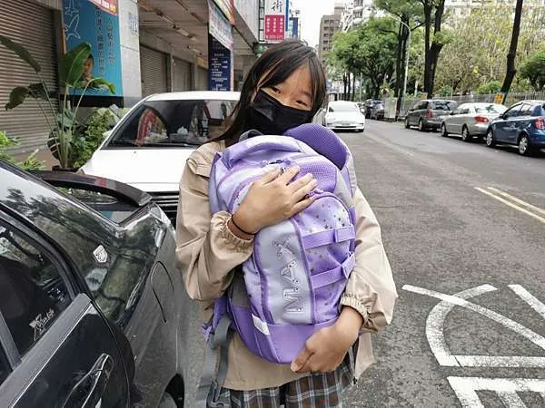 拉杆书包伤脊椎吗?孩子正确使用拉杆书包的方法 拉杆书包伤脊椎吗?孩子正确使用拉杆书包的方法